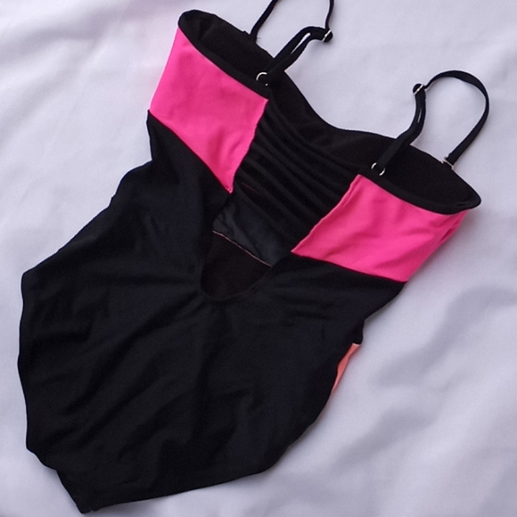 Colorblock Swimsuit - Picture 4 of 6